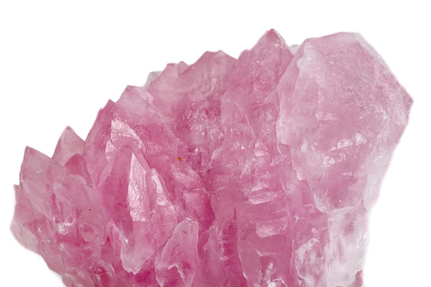 Макроминеральный камень Розовый кварц на белом фоне