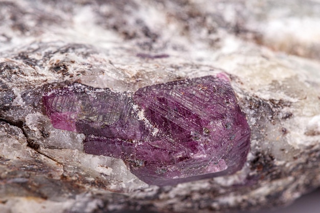Рубиновый макроминеральный камень на белом фоне
