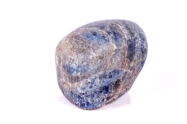 Фото Макроминеральный камень сапфир на белом фоне