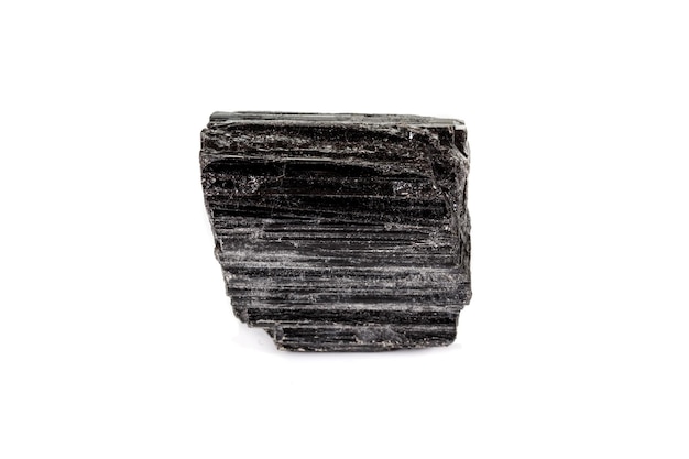 Макроминеральный камень шерл черный турмалин на белом фоне