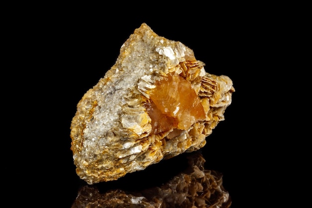 Macro Mineral Stone Sheelit на черном фоне