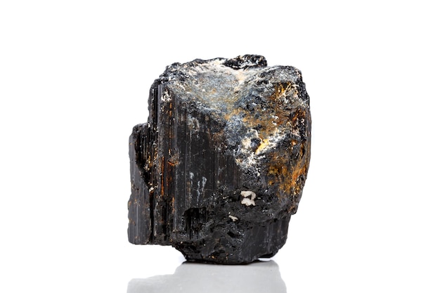 Макроминеральный камень шерл шерл черный турмалин на белом фоне