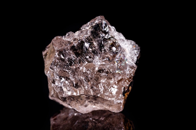Макроминеральный камень дымчатый кварц Раух топаз на черном фоне