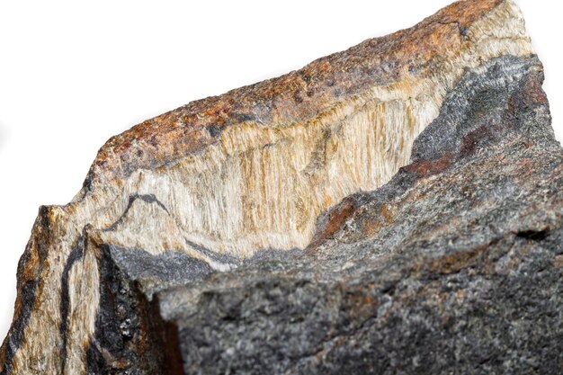 Макроминеральный камень Змеиный глаз в скале на белом фоне