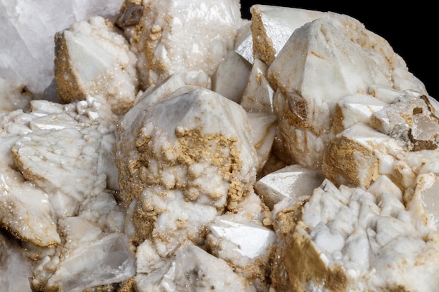 Pietra minerale macro quarzo di neve con calcite su sfondo nero