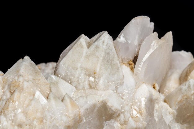 Photo macro mineral stone snow quartz with calcite on a black background