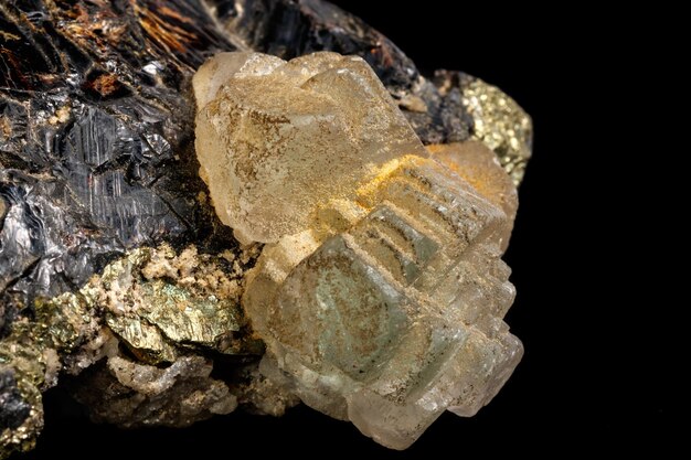 Macro di una pietra minerale sfalerite con fluorite e pirite su sfondo nero da vicino