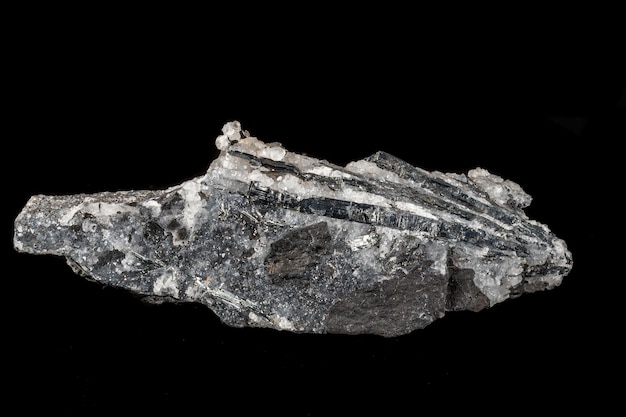 Макроминеральный камень Stibnite кварц на черном фоне