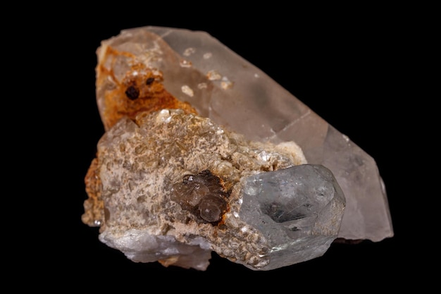 Макроминеральный камень Топаз на черном фоне