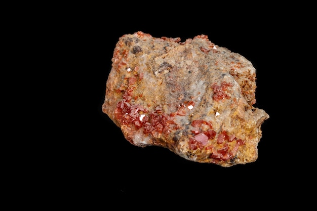 Foto macro pietra minerale vanadinite su sfondo nero