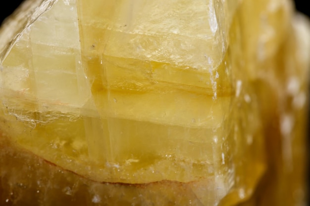 Макроминеральный камень желтый кальцит на черном фоне