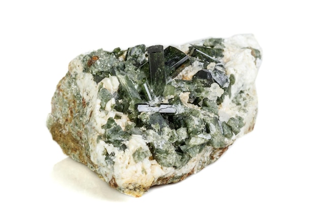 写真 白い背景の上のマクロミネラルトルマリン石