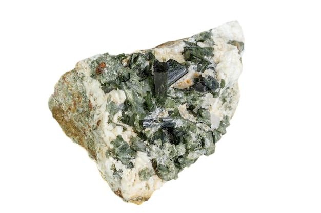 Макроминеральный камень турмалин на белом фоне