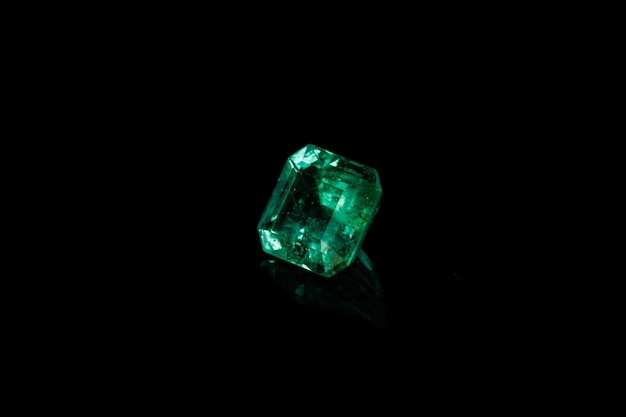 Macro minerale Emerald edelsteen gefacetteerd op zwarte achtergrond