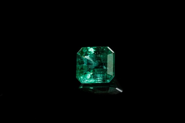 Macro minerale Emerald edelsteen gefacetteerd op zwarte achtergrond