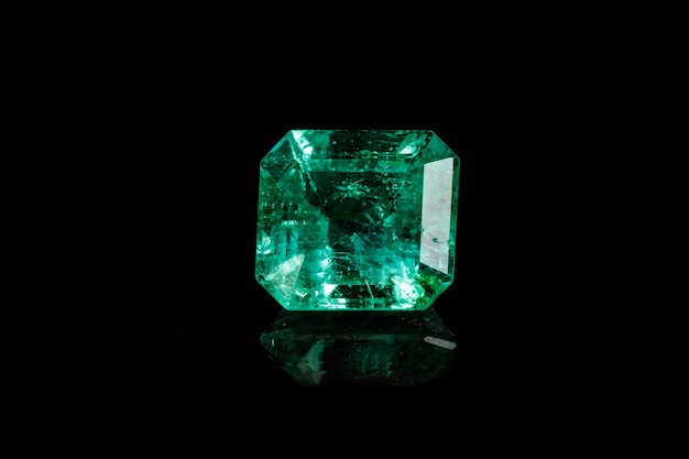 Macro minerale Emerald edelsteen gefacetteerd op zwarte achtergrond