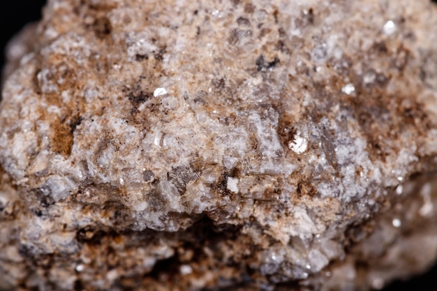 Foto macro minerale steen albit op zwarte achtergrond