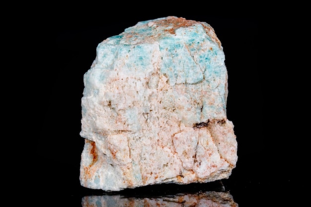 Macro minerale steen Amazoniet op zwarte achtergrond