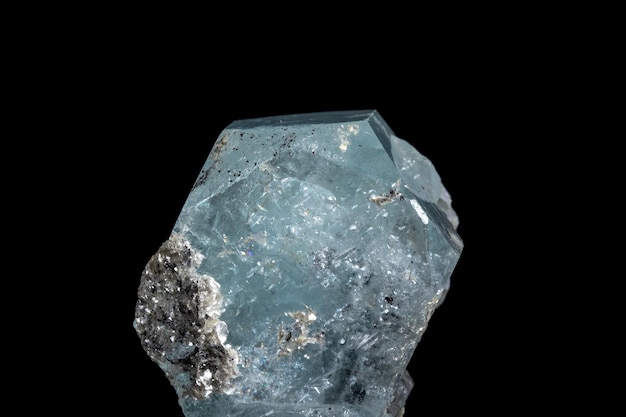 Macro minerale steen Aquamarijn op een zwarte achtergrond