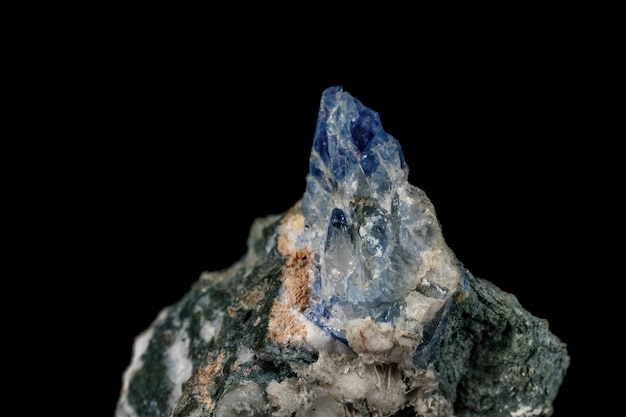 Macro minerale steen Bentoriet op een zwarte achtergrond