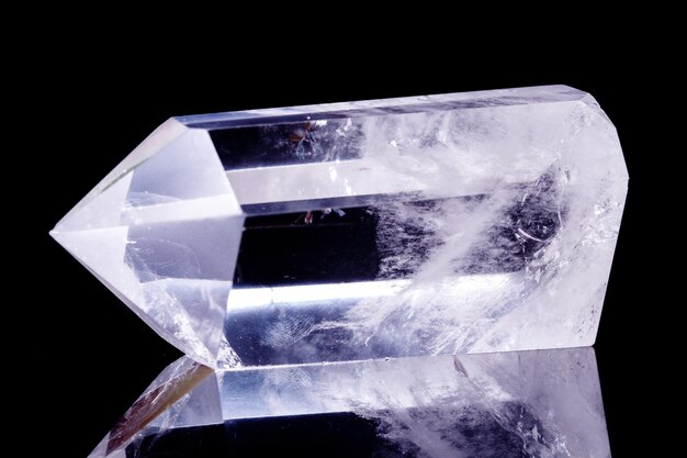 Macro minerale steen Crystal bergkristal op een zwarte achtergrond