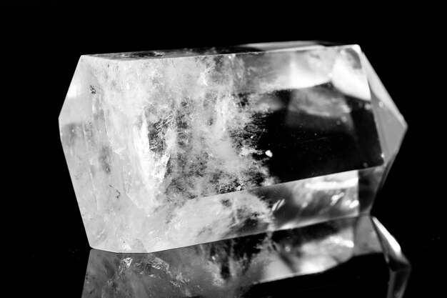 Macro minerale steen Crystal bergkristal op een zwarte achtergrond