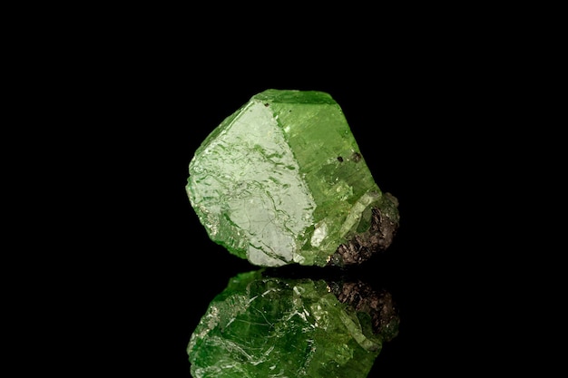 Macro minerale steen Demantoid op een zwarte achtergrond