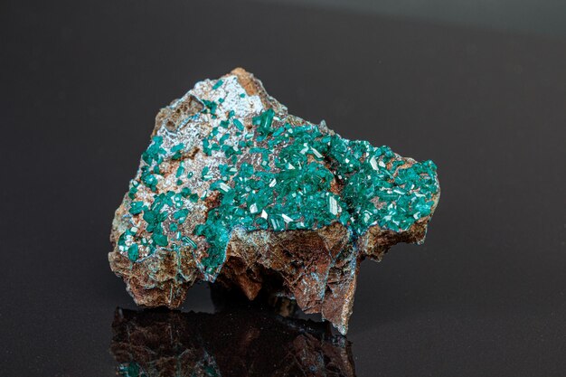 Macro minerale steen Dioptase op een grijze achtergrond