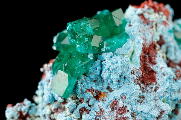 Foto macro minerale steen dioptase op een zwarte achtergrond