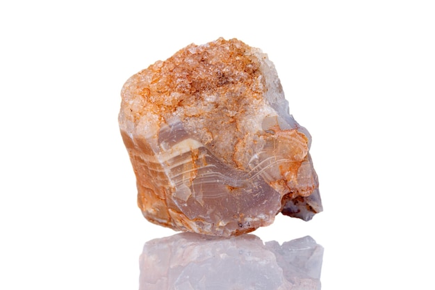 Macro minerale steen Dolomiet op een witte achtergrond