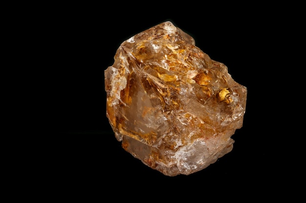 Macro minerale steen Fenster Quartz Crystal op een zwarte achtergrond