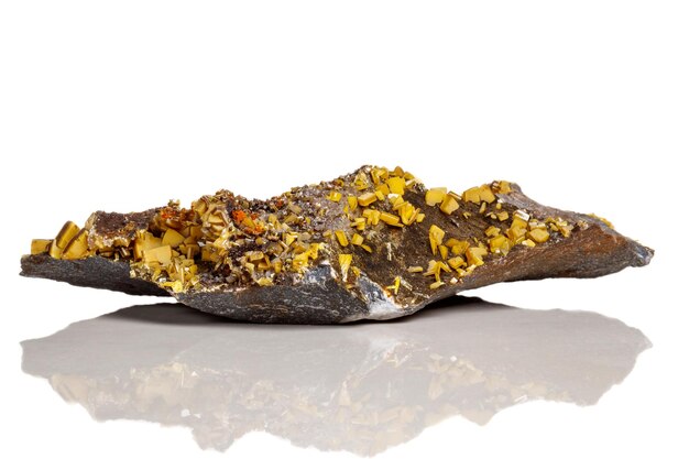 Macro minerale steen gele Wulfenite op een witte achtergrond