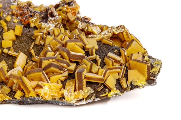 Macro minerale steen gele Wulfenite op een witte achtergrond