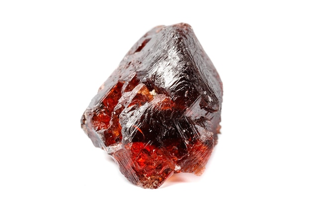 Macro minerale steen Granaat Spessartine op een witte achtergrond