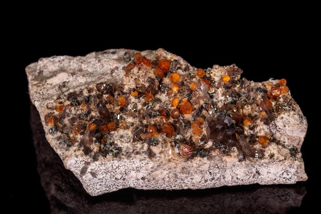 Macro minerale steen Grossular Garnet Epidoot op een zwarte achtergrond