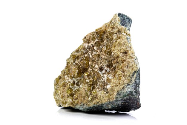 Macro minerale steen grossular op een witte achtergrond