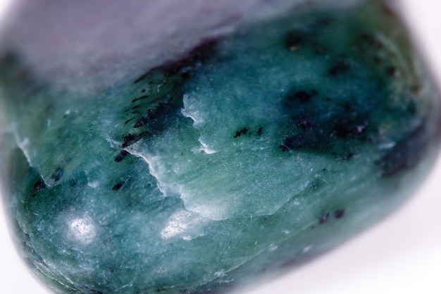 Macro minerale steen jade braziliaans op witte achtergrond