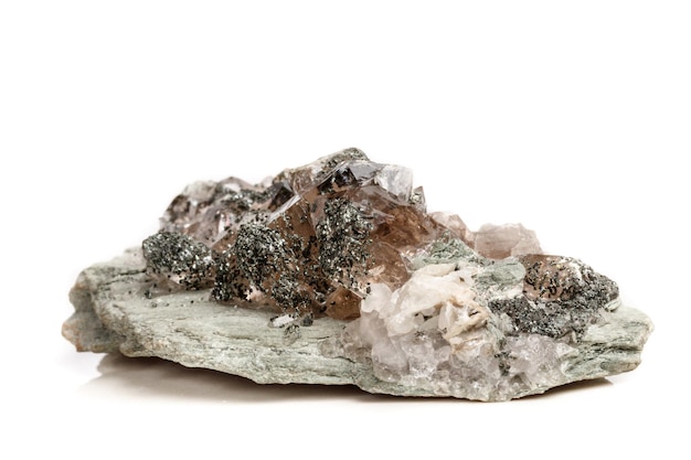 Macro minerale steen kwarts chloriet Palygorskiet rock op een witte achtergrond