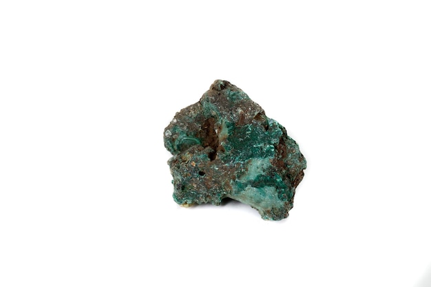 Macro minerale steen Malachiet tegen witte achtergrond, close-up