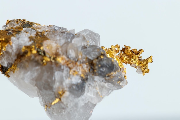 Macro minerale steen metaal goud in kwarts op een witte achtergrond