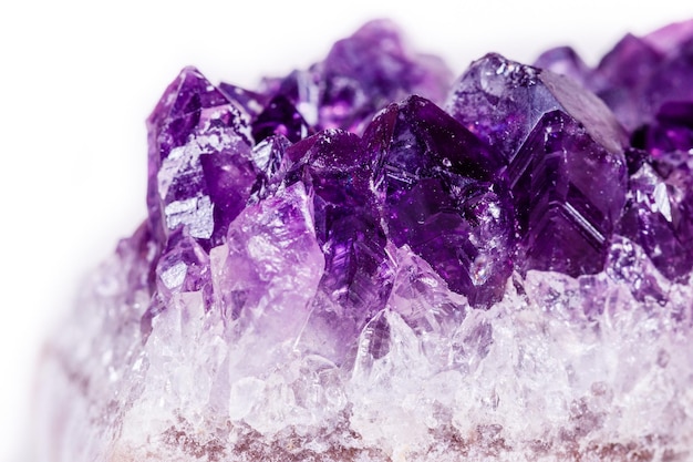 Macro minerale steen paarse amethist in kristallen op een witte achtergrond