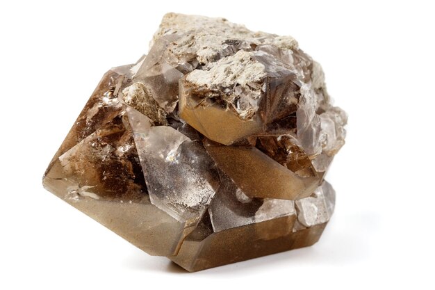 Macro minerale steen rookkwarts op een witte achtergrond