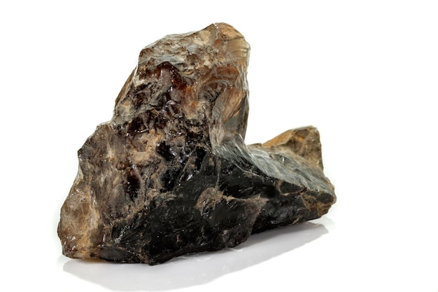 Macro minerale steen rookkwarts rauchtopaz op een witte achtergrond