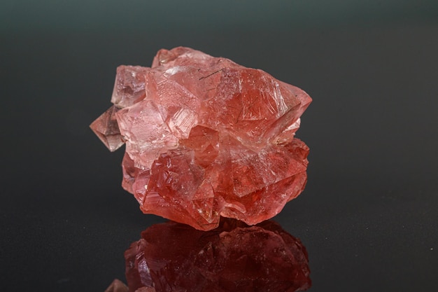 Macro minerale steen roze fluoriet op een zwarte achtergrond