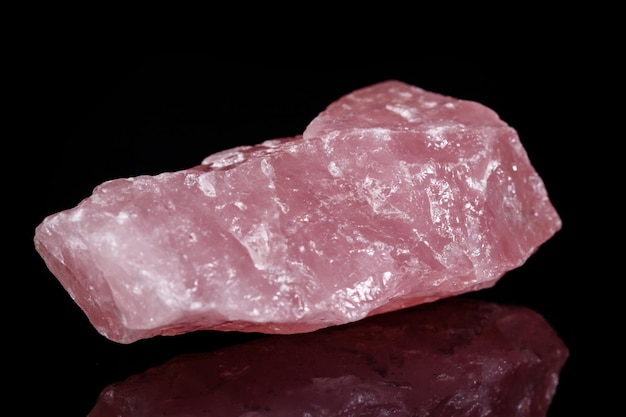 Macro minerale steen Roze kwarts op zwarte achtergrond