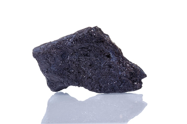 Macro minerale steen Schorl op een witte achtergrond