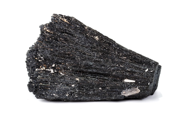 Macro minerale steen schorl zwarte toermalijn op een witte achtergrond