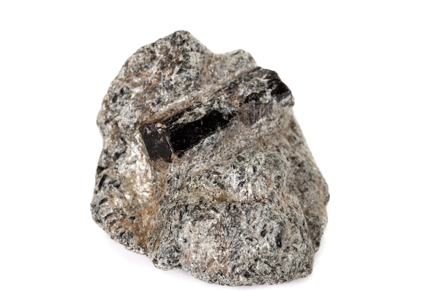 macro minerale steen schorl, zwarte toermalijn op witte achtergrond close-up