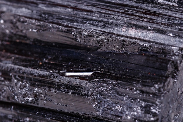 Macro minerale steen sherle schorl zwarte toermalijn op witte achtergrond