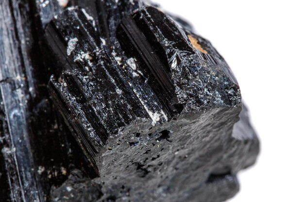 Macro minerale steen sherle schorl zwarte toermalijn op witte achtergrond